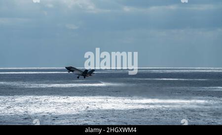 220122-N-AV223-1077 PHILIPPINISCHES MEER (JAN 22, 2022) eine F-35C Lightning II, die den „Black Knights“ des Marine Strike Fighter Squadron (VMFA) 314 zugewiesen wurde, startet vom Flugdeck des Nimitz-Klasse-Flugzeugträgers USS Abraham Lincoln (CVN 72), 22. Januar 2022. Als Teil der US-Pazifikflotte führen Einheiten, die Carl Vinson und Abraham Lincoln Carrier Strike Groups, America und Essex Amphibious Ready Groups gemeinsam mit der japanischen Maritime Self-Defense Force zugewiesen wurden, Schulungen durch, um eine freie und offene Region im Indo-Pazifik zu erhalten und zu schützen. (USA Navy Foto von Mass Communication Specialist Seama Stockfoto