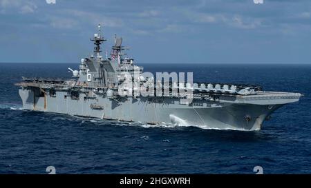 220122-N-AV223-1063 PHILIPPINISCHES MEER (JAN 22, 2022) das amphibische Angriffsschiff USS America (LHA 6) der amerikanischen Klasse durchsetzt das philippinische Meer, 22. Januar 2022. Als Teil der US-Pazifikflotte führen Einheiten, die Carl Vinson und Abraham Lincoln Carrier Strike Groups, America und Essex Amphibious Ready Groups gemeinsam mit der japanischen Maritime Self-Defense Force zugewiesen wurden, Schulungen durch, um eine freie und offene Region im Indo-Pazifik zu erhalten und zu schützen. (USA Navy Foto von Mass Communication Specialist Seaman Apprentice Derek Kelley) Stockfoto