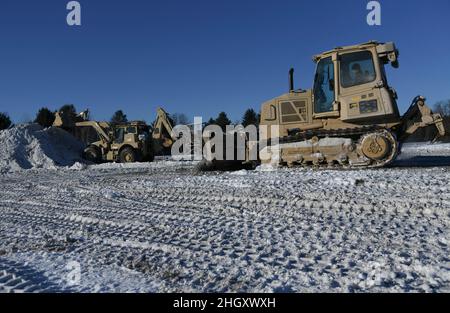 Soldaten des Brigade Engineer Bataillons 173rd, Wisconsin U.S. Army National Guard, räumen während des Northern Strike 22-1 Schnee aus einem Gebiet in Camp Greyling, Michigan, 21. Januar 2022. Die Winteriteration der Übung, bekannt als „Winterstreik“, findet jährlich im Norden von Michigan während der kältesten Jahreszeit statt, so dass die besuchten Einheiten unter subarktischen Bedingungen trainieren können. (USA Foto der Air National Guard von Staff Sgt. Tristan D. Viglianco) Stockfoto