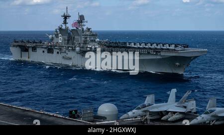 220122-N-AV223-1088 PHILIPPINISCHES MEER (JAN 22, 2022) das amphibische Angriffsschiff USS America (LHA 6) der amerikanischen Klasse durchsetzt das philippinische Meer, 22. Januar 2022. Als Teil der US-Pazifikflotte führen Einheiten, die Carl Vinson und Abraham Lincoln Carrier Strike Groups, America und Essex Amphibious Ready Groups gemeinsam mit der japanischen Maritime Self-Defense Force zugewiesen wurden, Schulungen durch, um eine freie und offene Region im Indo-Pazifik zu erhalten und zu schützen. (USA Navy Foto von Mass Communication Specialist Seaman Apprentice Derek Kelley) Stockfoto