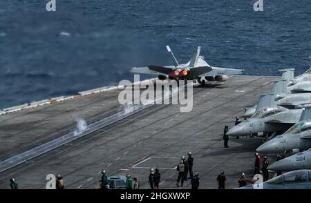 220122-N-AV223-1083 PHILIPPINISCHES MEER (JAN 22, 2022) eine F/A-18E Super Hornet, die den „Stingers“ des Strike Fighter Squadron (VFA) 113 zugewiesen wurde, startet am 22. Januar 2022 vom Flugdeck des Nimitz-Klasse-Flugzeugträgers USS Carl Vinson (CVN 70). Als Teil der US-Pazifikflotte führen Einheiten, die Carl Vinson und Abraham Lincoln Carrier Strike Groups, America und Essex Amphibious Ready Groups gemeinsam mit der japanischen Maritime Self-Defense Force zugewiesen wurden, Schulungen durch, um eine freie und offene Region im Indo-Pazifik zu erhalten und zu schützen. (USA Navy Foto von Mass Communication Specialist Seaman Apprentice De Stockfoto