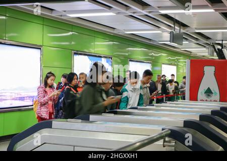 Guangzhou, Guangdong, China-November 8,2015: Passagiere gingen durch den Eingang der U-Bahn im Bahnhof Guangzhou. Stockfoto