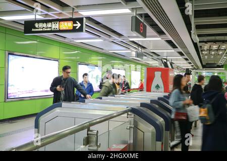 Guangzhou, Guangdong, China-November 8,2015: Passagiere gingen durch den Eingang der U-Bahn im Bahnhof Guangzhou. Stockfoto