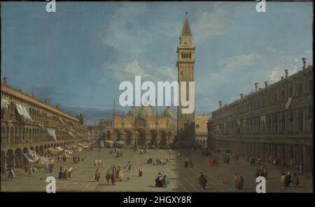 Piazza San Marco Ende 1720s Canaletto (Giovanni Antonio Canal) Italienisch Canaletto, der berühmteste Sichtmaler Venedigs aus dem 18. Jahrhundert, war besonders bei britischen Besuchern der Stadt beliebt. Diese wunderbar frische und gut erhaltene Leinwand zeigt den Markusplatz. Canaletto reduzierte die Fensteranzahl im Glockenturm und erweiterte die Höhe der Flaggenstäbe, aber ansonsten nahm er sich wenig Freiheiten mit dem Stadtbild. Tatsächlich kann dieses Gemälde aufgrund seiner sorgfältigen Dokumentation der verschiedenen Phasen bei der Verlegung des pav unter den anderen Ansichten des Künstlers über den Platz stehen Stockfoto