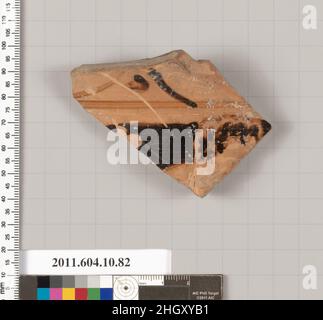 Terrakotta-Fragment eines Kraters (tiefe Schale) 4th Jahrhundert v. Chr. Etrusker unter dem Rand, ein Anhänger Lotus; Oberseite des Kopfes, Teil des Gesichts, und rechte Schulter eines Mannes nach rechts. Terrakotta-Fragment eines Kraters (tiefe Schale). Etrusker. 4th Jahrhundert v. Chr.. Terrakotta; rote Figur. Klassisch. Vasen Stockfoto