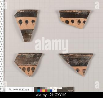 Terrakotta-Rand Fragmente eines Skyphos (tiefe Trinkbecher) Ende 6th/Anfang 5th Jahrhunderte v. Chr. Etrusker vier Rand Fragmente aus einem Skyphos mit einem tropfenförmigen Muster unter dem Rand. Terrakotta-Rand Fragmente eines Skyphos (tiefen Trinkbecher). Etrusker. Ende 6th/Anfang 5th Jahrhunderte v. Chr.. Terrakotta; schwarze Figur. Archaisch. Vasen Stockfoto