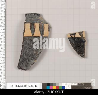 Terrakotta-Fragmente eines Skyphos (tiefer Trinkbecher) 6th/5th Jahrhunderte v. Chr. Etrusker zwei Fragmente eines Skyphos mit einem Band von vertikalen blattförmigen Formen unter dem Rand. Terrakotta-Fragmente eines Skyphos (tiefer Trinkbecher). Etrusker. 6th/5th Jahrhunderte B.C.. Terrakotta; schwarze Figur. Archaisch. Vasen Stockfoto