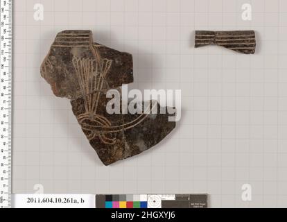 Terrakotta-Fragmente eines Kantharos (Trinkbecher mit hohen Griffen)? 650–600 v. Chr. etruskische Fragment aus einem Kantharos?, mit vier eingeschnittenen Linien unterhalb des Randes und Blattornament; ein zweites kleines Fragment hat vier eingeschnittene Linien unterhalb des Randes. Terrakotta-Fragmente eines Kantharos (Trinkbecher mit hohen Griffen)?. Etrusker. 650–600 V. CHR. Terrakotta; Bucchero. Archaisch. Vasen Stockfoto