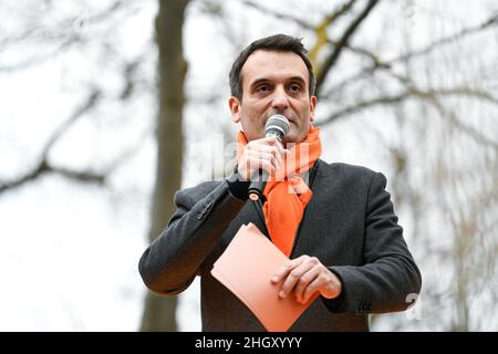 Florian Philippot während der Demonstration gegen den Impfpass. Mehrere Tausend Menschen marschierten in Paris auf den Ruf von Florian Philippot und den „Patrioten“ („Les Patriotes“) ein. Die Demonstranten protestierten im Namen der Freiheiten gegen die Verpflichtungen des Impfpass. Paris, Frankreich, am 22. Januar 2022. Foto von Victor Joly. Stockfoto