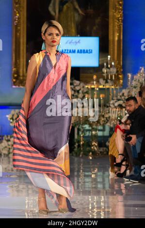 London, Großbritannien. 22nd Januar 2022. Lifestyle London 2022 präsentiert pakistanische Mode in London. Der erste Tag des Lifestyle London 2022 im Institute of Directors in der Pall Mall zeigte die Arbeiten der pakistanischen Designer Amira Prestige, Moazzam Abbasi, Arsalan Icbal, A-Meenah und Basit Sipra. Kredit: Peter Hogan/Alamy Live Nachrichten Stockfoto