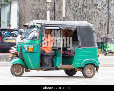 Grüne Auto-Rikscha, auch Tuk-Tuk genannt, in Colombo, Sri Lanka Stockfoto