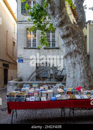 Alte Bücher stehen in den Straßen von Avignon Stockfoto