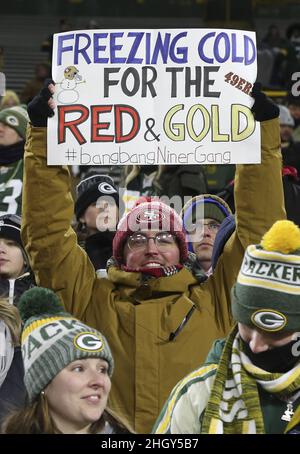 Green Bay, Usa. 22nd Januar 2022. Ein San Francisco 49ers-Fan jubelt vor dem Start des NFC Divisional Playoff-Spiels gegen die Green Bay Packers in Green Bay, Wisconsin, am Samstag, den 22. Januar 2022. Foto von Aaron Josefczyk/UPI Credit: UPI/Alamy Live News Stockfoto