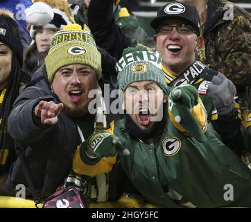 Green Bay, Usa. 22nd Januar 2022. Green Bay Packer Fans jubeln vor dem Start des NFC Divisional Playoff Spiels gegen die San Francisco 49ers in Green Bay, Wisconsin, am Samstag, den 22. Januar 2022. Foto von Aaron Josefczyk/UPI Credit: UPI/Alamy Live News Stockfoto