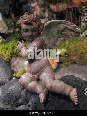 Cherub zweite Hälfte 18th Jahrhundert Italienisch, Neapel im Jahr 1964 überreichte Loretta Hines Howard dem Museum großzügig über 140 neapolitanische crèche-Figuren aus der zweiten Hälfte des achtzehnten Jahrhunderts. Das vielfältige Sortiment umfasst Figuren aus den drei traditionellen Szenen eines kompletten neapolitanischen Presepios: Die Geburt Christi mit Engeln, Hirten und Schafen; die Prozession der drei Könige mit ihrem bunten Gefolge von Begleitern; Und die bunte und schwule Menge von Land- und Stadtmenschen, die die Taverne oder Herberge von Bethlehem drängen – das von St. Luke erwähnte Diversorium, das auf der Heiligen Naht war Stockfoto