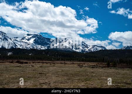 Sawtooth Mountains vom Highway 75 in der Nähe von Stanley, Idaho Stockfoto