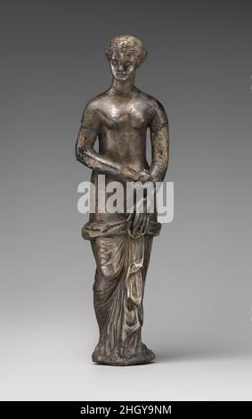 Silberstatuette der Venus 1st–2nd Jahrhundert n. Chr. Roman die römische Göttin Venus wurde früh der griechischen Göttin der Liebe, Aphrodite, assimiliert. Ihr Kult blieb während der römischen Periode sehr beliebt, und viele Votivbronze-Statuetten haben überlebt. Beispiele in Silber sind jedoch selten, und dies ist eine ungewöhnlich große, nach hellenistischen Prototypen modellierte. Venus hält einen Apfel in ihrer linken Hand, ein Hinweis auf ihren Sieg im legendären Schönheitswettbewerb mit Juno (Hera) und Minerva (Athene), der von Paris, dem Sohn des Königs Priam von Troy, beurteilt wurde. Silberne Statuette der Venus. Roman. 1st–2nd Jahrhundert A Stockfoto