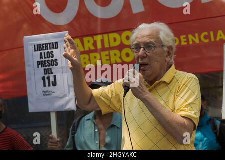 Ciudad de Buenos Aires, Argentinien. 21st Januar 2022. Jorge Altamira, ehemaliger Gesetzgeber der Stadt Buenos Aires für die Partido Obrero, hielt seine Rede, in der er die Freiheit der Gefangenen bei den Demonstrationen vom 11. Juli 2021 in Kuba forderte. (Bild: © Esteban Osorio/Pacific Press via ZUMA Press Wire) Stockfoto