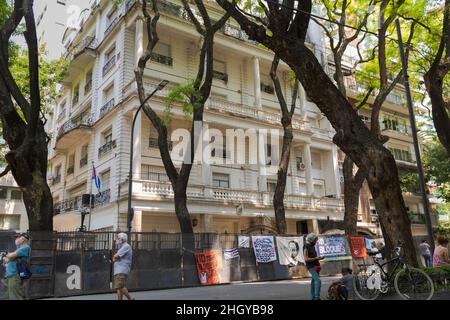Ciudad de Buenos Aires, Argentinien. 21st Januar 2022. Die Botschaft Kubas wurde von den Protesten umschlossen, die für die Freiheit der Gefangenen bei den Demonstrationen vom 11. Juli 2021 in Kuba gehalten werden sollen. (Bild: © Esteban Osorio/Pacific Press via ZUMA Press Wire) Stockfoto
