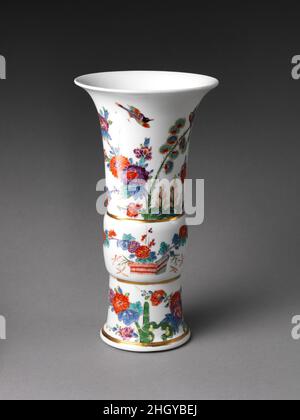 Vase mit Blumen und Vögeln (paarweise) 1733 Meissen Manufaktur Deutsch die Form dieser Vase ist chinesisch, aber die Dekoration kombiniert frei chinesische und japanische Motive. Die Vasen können auf das Jahr 1733 datiert werden, das einzige Jahr, in dem das Zeichen auf dem Sockel verwendet wurde. Vase mit Blumen und Vögeln (eine von einem Paar). Deutsch, Meißen. 1733. Hartporzellan mit farbigen Emaillen unter transparenter Glasur bemalt. Keramik-Porzellan Stockfoto