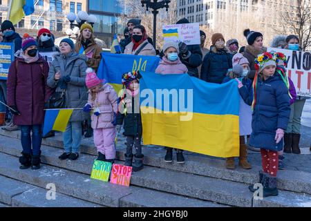 NEW YORK, NY - 22. JANUAR: Am 22. Januar 2022 halten Kinder die ukrainische Flagge bei einer Kundgebung der Ukraine auf dem Union Square in New York City. Mitglieder der russischsprachigen Diaspora und ukrainische Aktivisten demonstrierten unter Androhung einer russischen Invasion in die Ukraine. Die Ukraine und Russland befinden sich in einem Konflikt, seit Putin auf die ukrainische Revolution von 2014 reagierte, die den pro-Moskauer Präsidenten durch die Einlösung der Krim verdrängte. Stockfoto