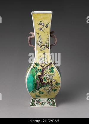 Vase in Form von archaischer Bronze Ende des 18th.–19th. Jahrhunderts China die Erschließung von Porzellan mit gelbem Hintergrund bleibt problematisch. Obwohl Vasen wie diese traditionell auf das 18. Jahrhundert datiert wurden, ist es möglich, dass sie im 19. Jahrhundert als Teil der Wiederbelebung des Handels mit chinesischen Porzellanen hergestellt wurden, die durch das neue Interesse an diesem Material seitens Sammler wie Benjamin Altman angespornt wurden. Vase in Form von archaischer Bronze. China. Ende des 18th.–19th. Jahrhunderts. Porzellan mit farbigen Emaillen über transparenter Glasur (Jingdezhen Ware) gemalt. Qing-Dynastie (1644–1911) Stockfoto