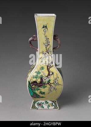 Vase in Form von archaischer Bronze Ende 18th–19th Jahrhundert China. Vase in Form von archaischer Bronze. China. Ende des 18th.–19th. Jahrhunderts. Porzellan mit farbigen Emaillen über transparenter Glasur (Jingdezhen Ware) gemalt. Qing-Dynastie (1644–1911), Kangxi-Periode (1662–1722). Keramik Stockfoto