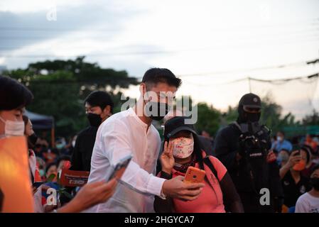 Bangkok, Thailand. 22nd Januar 2022. Herr Thanathorn Juangroongruangkit, Leiter der Progressiven Bewegung (C), begrüßt am 22. Januar 2022 im Dorf von Senanikom2 Unterstützer, Wahlkampfgebiete Kandidaten für das Parlamentsmitglied im Wahlkreis 9, Lak Si und Teile des Distrikts Chatuchak in Bangkok, Thailand. (Bild: © Teera Noisakran/Pacific Press via ZUMA Press Wire) Stockfoto