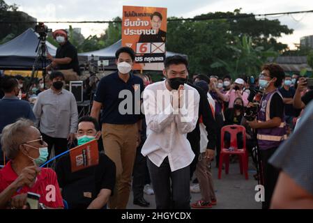 Bangkok, Thailand. 22nd Januar 2022. Herr Thanathorn Juangroongruangkit, Leiter der Progressiven Bewegung (C), begrüßt am 22. Januar 2022 im Dorf von Senanikom2 Unterstützer, Wahlkampfgebiete Kandidaten für das Parlamentsmitglied im Wahlkreis 9, Lak Si und Teile des Distrikts Chatuchak in Bangkok, Thailand. (Bild: © Teera Noisakran/Pacific Press via ZUMA Press Wire) Stockfoto