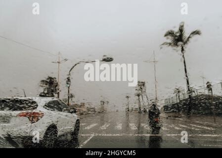Salvador, Bahia, Brasilien - 15. November 2021: Verkehr auf der Straße an einem regnerischen Tag. Salvador, Bahia, Brasilien. Stockfoto