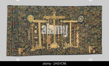 Arma Christi 1475–1550 Südniederländisch die Kreuze, auf denen Jesus und die beiden Diebe hingerichtet wurden, erscheinen unwahrscheinlicher Weise vor einem reichen Blumenkulisse. Um die Kreuze herum befinden sich Gegenstände, die mit dem Leiden und Tod Jesu – oder den Instrumenten der Passion – in Verbindung stehen, darunter die Geißeln, mit denen er geißelt wurde, die Dornenkrone, die spöttisch auf seinen Kopf gelegt wurde, das Tuch, mit dem Veronica sein Gesicht wischte, und die Nägel, die ihn am Kreuz befestigten. Nach dem Thema und den Dimensionen zu urteilen, wurde dieser Aufhang auf einem Kirchenaltar verwendet. Die Wappen unten links und rechts sind die der Herzöge von Sego Stockfoto