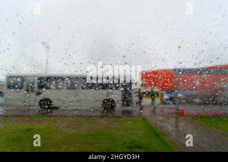 Salvador, Bahia, Brasilien - 15. November 2021: Verkehr auf der Straße an einem regnerischen Tag. Salvador, Bahia, Brasilien. Stockfoto