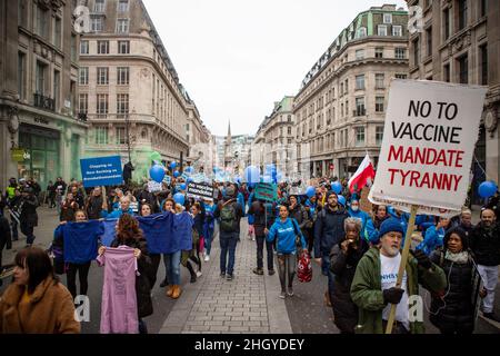 London, Großbritannien. 22nd Januar 2022. Die Demonstranten halten Plakate, Ballons und T-Shirts, während sie während der Demonstration durch das Zentrum von London marschieren. Während einer weltweiten Kundgebung für die Freiheit marschierten die Demonstranten durch das Zentrum Londons und protestierten gegen die staatlichen Beschränkungen im Zusammenhang mit Covid 19, einschließlich obligatorischer Impfungen, insbesondere mit NHS-Mitarbeitern, die möglicherweise mit dem Verlust ihres Arbeitsplatzes konfrontiert sind, wenn sie sich weigern, sich impfen zu lassen. Kredit: SOPA Images Limited/Alamy Live Nachrichten Stockfoto