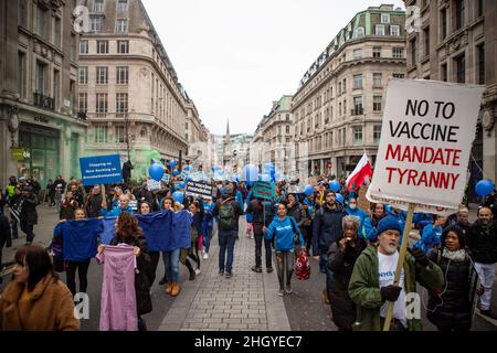 London, Großbritannien. 22nd Januar 2022. Die Demonstranten halten Plakate, Ballons und T-Shirts, während sie während der Demonstration durch das Zentrum von London marschieren. Während einer weltweiten Kundgebung für die Freiheit marschierten die Demonstranten durch das Zentrum Londons und protestierten gegen die staatlichen Beschränkungen im Zusammenhang mit Covid 19, einschließlich obligatorischer Impfungen, insbesondere mit NHS-Mitarbeitern, die möglicherweise mit dem Verlust ihres Arbeitsplatzes konfrontiert sind, wenn sie sich weigern, sich impfen zu lassen. (Foto von Christopher Walls/SOPA Images/Sipa USA) Quelle: SIPA USA/Alamy Live News Stockfoto