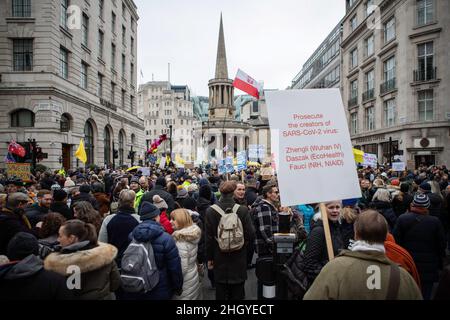 London, Großbritannien. 22nd Januar 2022. Massen von Demonstranten versammeln sich während der Demonstration vor den BBC-Büros. Während einer weltweiten Kundgebung für die Freiheit marschierten die Demonstranten durch das Zentrum Londons und protestierten gegen die staatlichen Beschränkungen im Zusammenhang mit Covid 19, einschließlich obligatorischer Impfungen, insbesondere mit NHS-Mitarbeitern, die möglicherweise mit dem Verlust ihres Arbeitsplatzes konfrontiert sind, wenn sie sich weigern, sich impfen zu lassen. (Foto von Christopher Walls/SOPA Images/Sipa USA) Quelle: SIPA USA/Alamy Live News Stockfoto