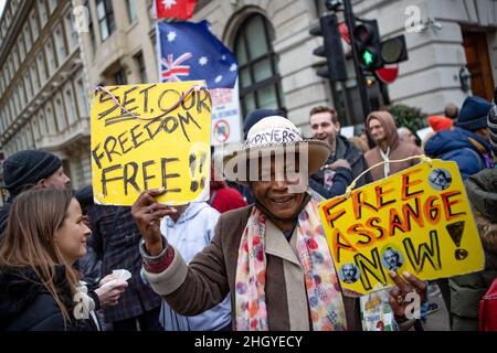London, Großbritannien. 22nd Januar 2022. Ein Protestler sah, wie er während der Demonstration Plakate hielt, auf denen seine Meinung zum Ausdruck gebracht wurde, während er durch das Zentrum Londons marschierte. Während einer weltweiten Kundgebung für die Freiheit marschierten die Demonstranten durch das Zentrum Londons und protestierten gegen die staatlichen Beschränkungen im Zusammenhang mit Covid 19, einschließlich obligatorischer Impfungen, insbesondere mit NHS-Mitarbeitern, die möglicherweise mit dem Verlust ihres Arbeitsplatzes konfrontiert sind, wenn sie sich weigern, sich impfen zu lassen. (Foto von Christopher Walls/SOPA Images/Sipa USA) Quelle: SIPA USA/Alamy Live News Stockfoto
