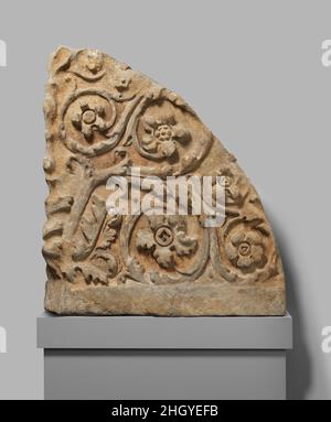 Marmor-Ecke Akroterion mit Akanthus Rollen 1st Hälfte des 1st. Jahrhunderts A.D. Roman Dieses Paar Reliefs einmal schmückte die Ecke eines Daches oder hohe Balustrade. Sie wurden im rechten Winkel zueinander gesetzt, und am Eckgelenk wäre ein dicker Stiel aus einem Bett von schlappigen Akanthus-Blättern hervorgegangen, um sich in den Reben auszubreiten, die große Blumen umkreisen. Marmor-Eckakroterion mit Akanthus-Rollen. Roman. 1st Hälfte des 1st. Jahrhunderts A.D.. Marmor. Frühkaiserlich, Julio-Claudian. Steinskulptur Stockfoto