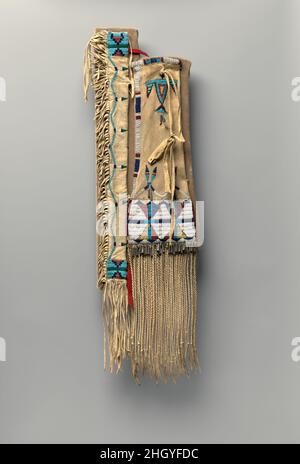 Tabakbeutel mit Pfeifenstiel-Etui ca. 1870 Northern Cheyenne, Indianer der schmale Ärmel dieses Tabakbeutels hielt den Holzstiel einer Pfeife. Eine Frau schmückte sie mit stilisierten Federn und einer welligen Perlenlinie, vielleicht um die Rolle der Pfeife bei der Übertragung von heiligem Rauch und Gebet zu suggerieren. Ein einzelner Thunderbird, ein kraftvoller Spirt, wird in der Nähe der Öffnung dargestellt; Sanduhr-Motive – üblich in Plains Malerei, Quillwork und Perlen bestickten Designs – sind auf dem Körper zu sehen; und ein fein verdrehter, zweilagiger Rand hängt von unten.. Tabakbeutel mit Pfeifengehäuse. Northern Cheyenne, Ureinwohner Amerikas Stockfoto