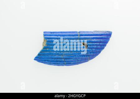 Inlay, Hieroglyphe 664–610 v. Chr. späte Periode, Saite Eine Menge von Fayence Hieroglyphen und Grenzelementen wurde im Grab oder Hof von Nespekashuty gefunden. Diese werden in den Galerien 127 und 130 angezeigt. Sie sind von ähnlicher Größe und Herstellung, so scheinen zu einem einzigen Objekt gehört zu haben, wahrscheinlich aus Holz. Einige der Zeichen gehören zur Standardanbietformel, andere erwähnen Osieris und Anubis, so dass sie sicherlich ein Stück Grabmöbel vorschlagen - eine Kiste, einen Bildschirm oder einen Sarg, obwohl Särge in der Regel nicht in Fayence eingelegt sind und Reste von Nespekashutys gemalt wurden.Leider gibt es dort Stockfoto