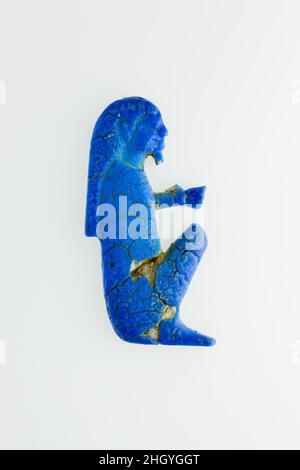 Inlay, Hieroglyphe 664–610 v. Chr. späte Periode, Saite Eine Menge von Fayence Hieroglyphen und Grenzelementen wurde im Grab oder Hof von Nespekashuty gefunden. Diese werden in den Galerien 127 und 130 angezeigt. Sie sind von ähnlicher Größe und Herstellung, so scheinen zu einem einzigen Objekt gehört zu haben, wahrscheinlich aus Holz. Einige der Zeichen gehören zur Standardanbietformel, andere erwähnen Osieris und Anubis, so dass sie sicherlich ein Stück Grabmöbel vorschlagen - eine Kiste, einen Bildschirm oder einen Sarg, obwohl Särge in der Regel nicht in Fayence eingelegt sind und Reste von Nespekashutys gemalt wurden.Leider gibt es dort Stockfoto