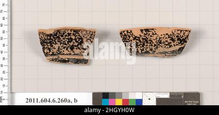 Terrakotta-Fragmente einer Amphore (Glas)? 6th/5th Jahrhunderte v.Chr. Griechisch, attisch zwei schwarz glasierte Fragmente aus dem Mund einer Amphore. Terrakotta-Fragmente einer Amphore (Glas)?. Griechisch, Dachboden. 6th/5th Jahrhunderte B.C.. Terrakotta; schwarze Glasur. Archaisch/Klassisch. Vasen Stockfoto