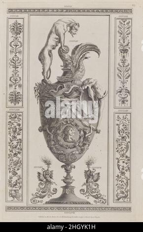 Vasen und Ornamente, Nr. CCCCLX–CCCCLXVIII ('Entwürfe für verschiedene Ornamente', pl. 69) 1801 nach Michelangelo Pergolesi wurden diese Entwürfe für Vasen und Ornamente, von CCCCLX bis CCCCLXVIII nummeriert, 1801 von Dulouchamp veröffentlicht. Letzteres war ein Buchhändler, der Pergolesis Serie von Ornamententwürfen, die zwischen 1777 und 1792 in London veröffentlicht wurden, geerbt und ergänzt hat. Die Serie hat keine Titelseite, sondern einen Prospekt von ca. 1786 beschrieb die Gruppe wie folgt: „eine große Vielfalt an Originaldesigns von Vasen, Figuren, Medaillons, Friesen, Pilastern, Tafeln und andere Ornamente, im etruskischen und grotesken Stall Stockfoto