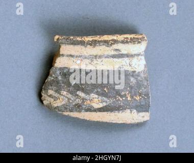 Terrakotta-Randfragment mit linearen Motiven ca. 2300–2100 v. Chr. Minoan aus Gournia, CreteRim Fragment mit horizontalen Motiven. Terrakotta-Randfragment mit linearen Motiven. Minoan. Ca. 2300–2100 V. CHR. Terrakotta, weiß-auf-dunkel-Geschirr. Frühe Minoan III. Vasen Stockfoto