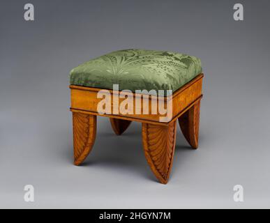 Hocker (tabouret) ca. 1805–10 nach einem Entwurf von Friedrich Gilly German basiert die klassizistische Form auf antiken Giebeln von attischen Grabstelai. Durch die umgekehrte Drehung der krönenden Giebel-Struktur des Stelais wurden die eckigen Akroterien verlängert und als die vier Füße des Hockers angepasst, was einen extravaganten Kontrast zu den zurückhaltenden Schienen schuf. Das Gesamtdesign ist englischen Einflüssen zu verdanken, wie sie beispielsweise in Thomas Hope’s Household Furniture (1807) und George Smith’s A Collection of Designs for Household Furniture and Interior Decoration (1808) zu finden sind. Der Cu Stockfoto