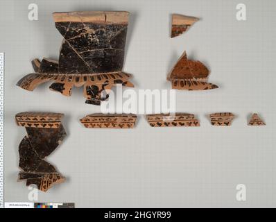 Terrakotta-Fragmente eines Säulenkraters (tiefe Schale) 500–480 v. Chr. Etrusker das größte Fragment stammt vom Rand, Hals und Schulter des Kraters; auf der Oberseite des Randes hängen Lotusknospen; der Hals ist schwarz glasiert; Auf der Schulter ein Band aus Zungen, unten, in der Tafel auf der Vorderseite, links, Teil des Kopfes eines Satyr nach rechts?; Kopf und Hals einer drapierten Frau nach links; Teil des Kopfes und Arm einer zweiten Frau nach links (Maenaden); Der Tafelrand besteht aus Efeu; ein zweites Fragment ist vom Rand, Hals und Schulter des Kraters; auf der Oberseite des Randes hängen Lotusknospen; auf dem o Stockfoto