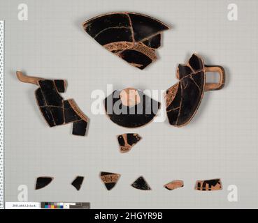 Terrakotta-Fragmente einer Kylix (Trinkbecher) zweites Viertel des 5th. Jahrhunderts v. Chr. Griechisch, Dachboden des Innern, Oberkopf der Jugend und Unterschenkel eines Jugendlichen, der aulos spielt, über aulos KALOS, retr.; ein Fragment hat einen Teil eines Korbes; ein anderes hat einen Teil eines Kissens und eines Draperies?; Avers, unter dem Griff, obere rechte Ecke eines Altars; Tür mit Fleisch? Von ihm hängend; Teil des Unterkörpers eines drapierten Jünglings nach links, trägt einen himation, hält einen Zweig in seiner rechten Hand; untere Draperie einer Figur und Teil eines Säulensockels?; Jüngling mit himation nach links, mit seinem erhobenen rechten Arm gebogen; unter der Hand Stockfoto