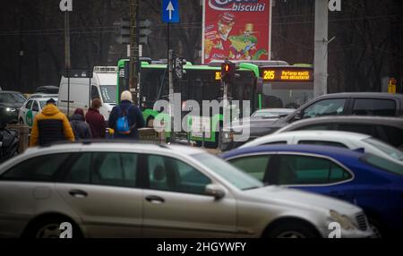 Bukarest, Rumänien - 28. Dezember 2021: Ein Bus des öffentlichen Nahverkehrs Mercedes Citaro Hybrid wird auf einem Boulevard in Bukarest im Verkehr gefahren. Dieses Bild ist Stockfoto