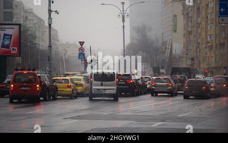 Bukarest, Rumänien - 28. Dezember 2021: Autos im Verkehr zur Hauptverkehrszeit auf einem Boulevard in Bukarest. Stockfoto