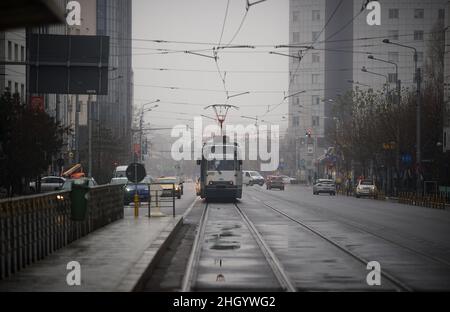 Bukarest, Rumänien - 28. Dezember 2021: Eine alte rumänische Straßenbahn der Linie V3A kommt zum Siegesplatz in der Buzesti-Straße in Bukarest. Stockfoto