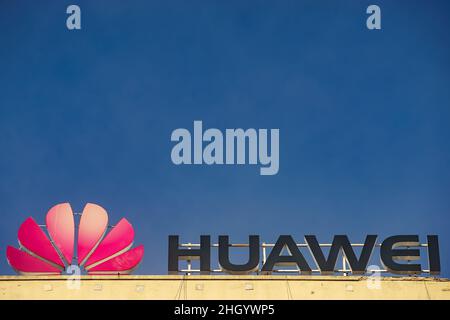 Bukarest, Rumänien - 04. Januar 2022: Auf der Oberseite eines Gebäudes in Buch ist ein Logo von Huawei, einem chinesischen Telekommunikationsausrüster, zu sehen Stockfoto